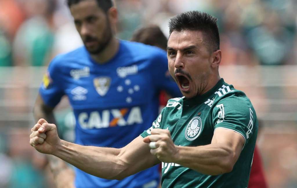 O Palmeiras venceu o Cruzeiro no Pacaembu e assumiu a liderança do Brasileirão
