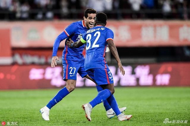 No reencontro dos atacantes que atuaram juntos pelo São Paulo, em 2014, melhor para o camisa 9 do time visitante, que venceu por 3 a 0