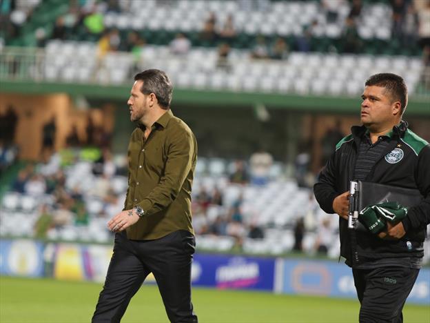 O técnico Argel Fucks conquistou a sua primeira vitória desde que chegou ao Coritiba no último sábado