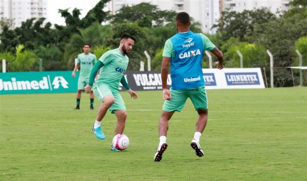 O meia Giovanni contribuiu para a vitória do Goiás sobre o Paysandu com um gol olímpico