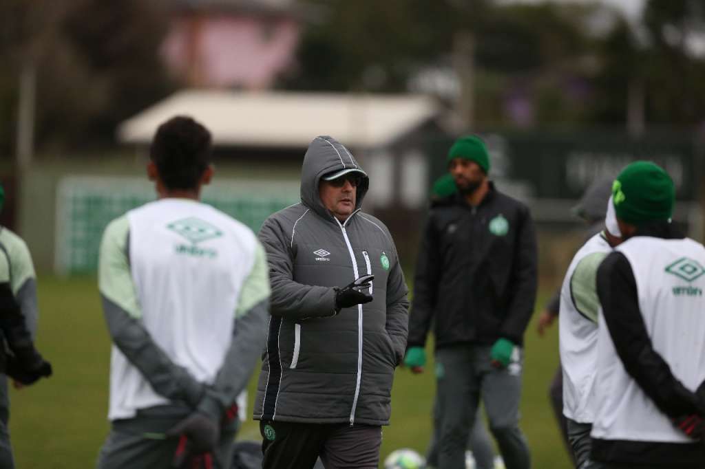 Guto Ferreira lamenta queda de rendimento da Chapecoense no segundo tempo