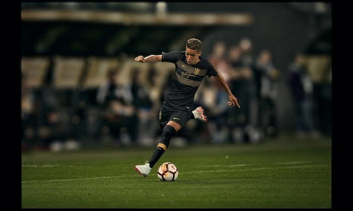 Nike e Corinthians homenageiam Ayrton Senna em novo terceiro uniforme