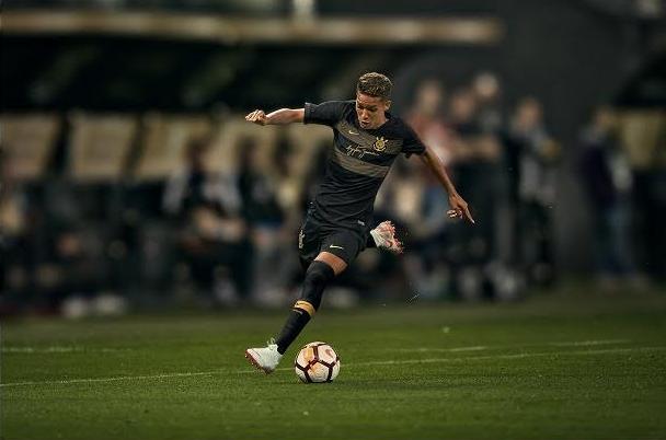 Nike e Corinthians homenageiam legado eterno de Ayrton Senna em novo terceiro uniforme do clube