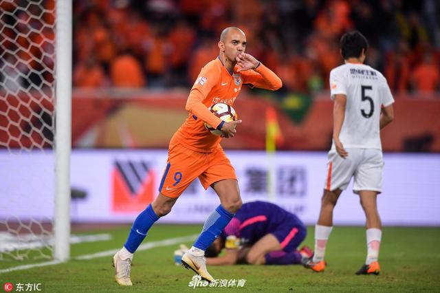 Chinês: Diego Tardelli chega a 16 gols no ano e iguala temporada mais artilheira na China
