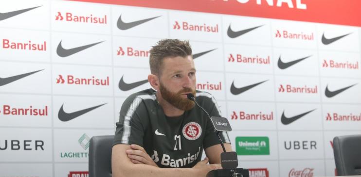 Fabiano deu entrevista coletiva nesta segunda-feira (Foto: Divulgação/SC Internacional)