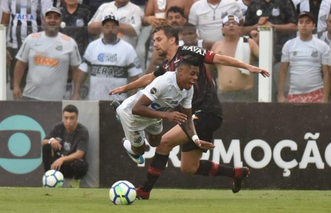 Bruno Henrique voltou a ter um choque no olho direito e foi encaminhado para a realização de exames (Foto: Divulgação/Santos FC)