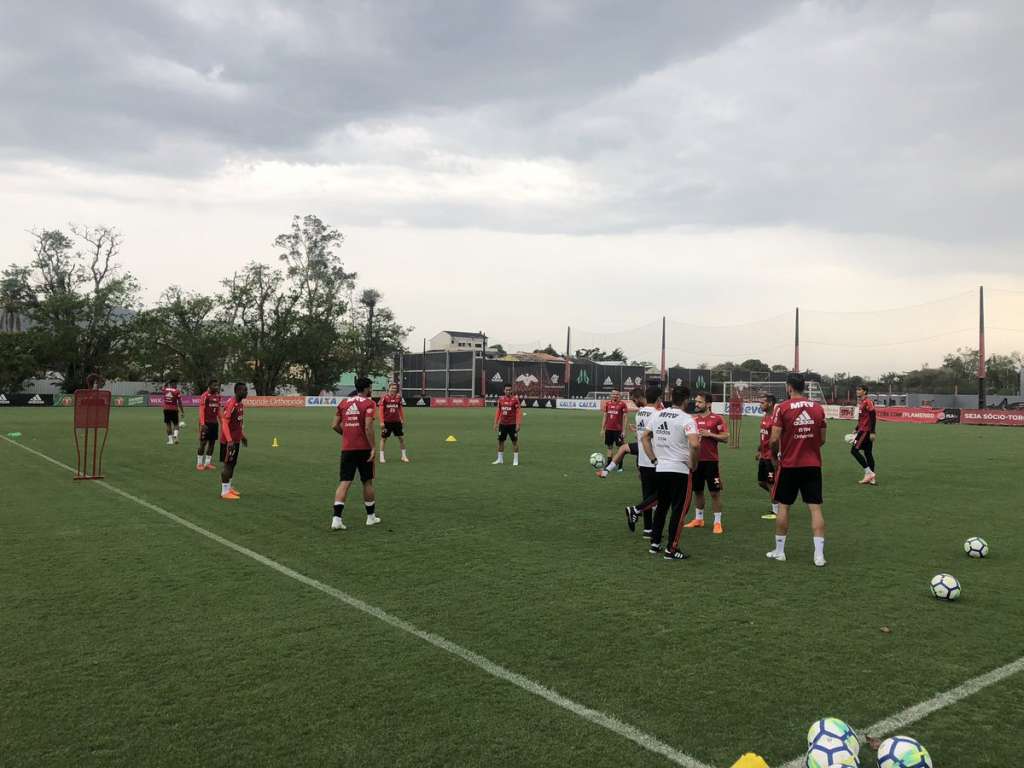 Dorival comandou um trabalho com bola no campo e repetiu a mesma escalação que utilizou no sábado (Foto: Divulgação/Flamengo)
