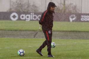 Paulo Roberto volta aos treinos e vira opção para vaga de Douglas no Corinthians