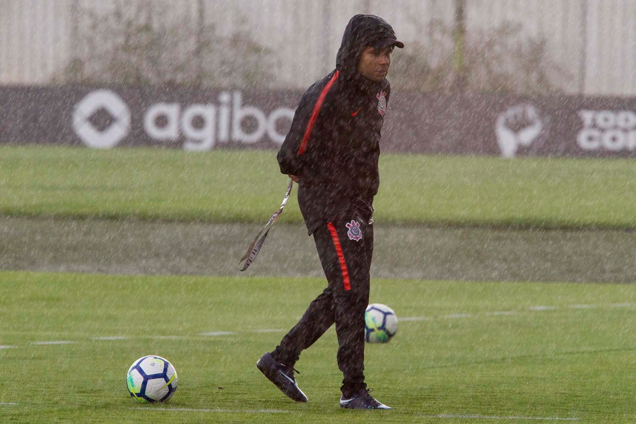 Paulo Roberto volta aos treinos e vira opção para vaga de Douglas no Corinthians