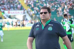 Mesmo após derrota, Chapecoense banca permanência de Guto Ferreira