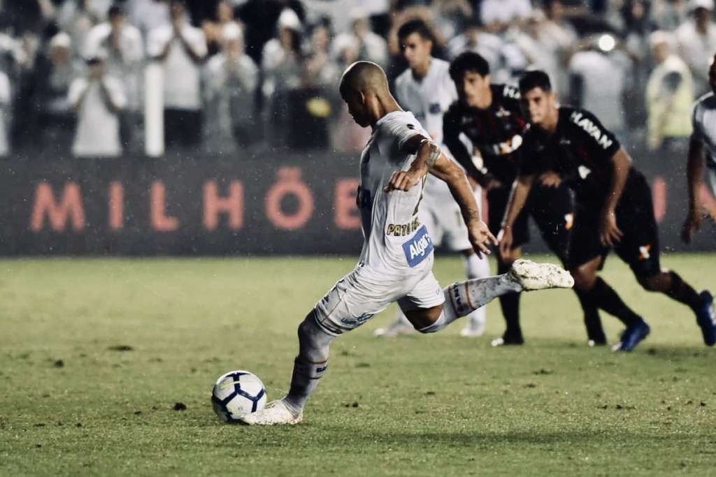 Carlos Sánchez está cada vez mais adaptado no Santos e marcou o gol da vitória neste final de semana