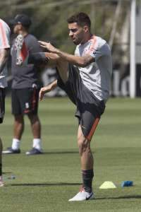 Corinthians testa Gabriel na direita e tem voltas de Jadson, Douglas e Avelar
