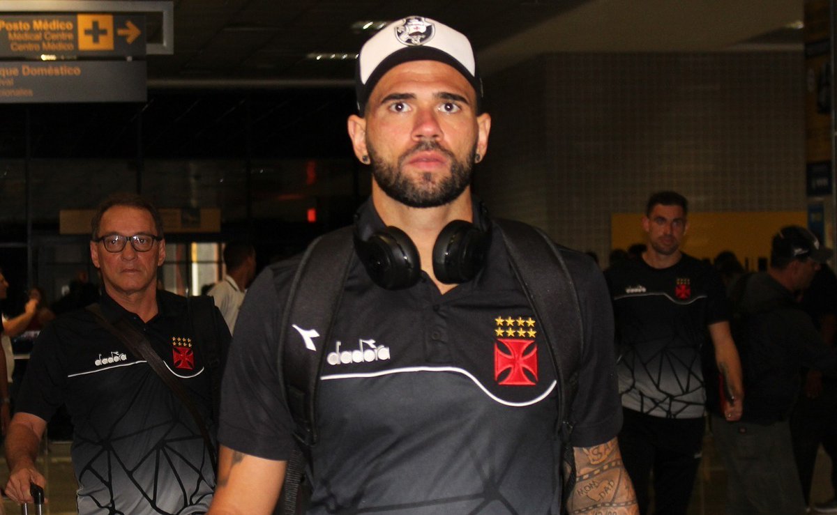 Jogadores e presidente do Vasco são hostilizados por torcedores em chegada ao Rio