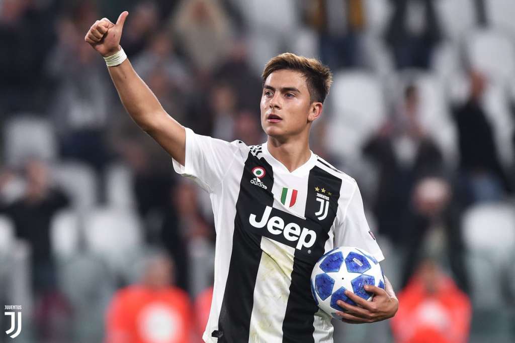 Com três gols o argentino Dybala levou a bola pra casa (foto: Divulgação/ Juventus)