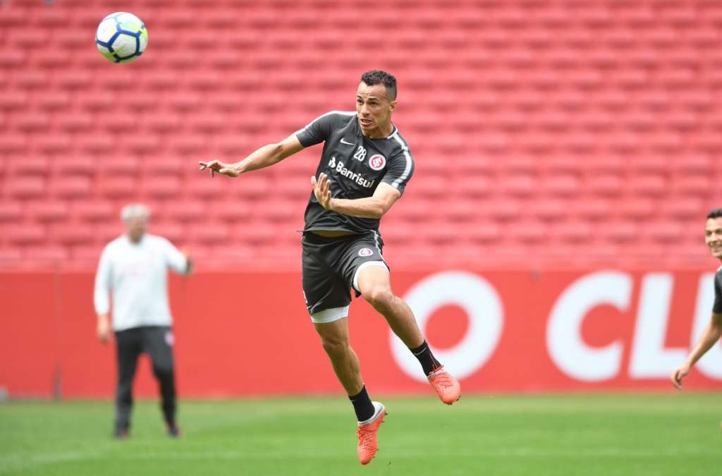 O jogador deverá ficar fora de combate por 10 dias (fotos: Divulgação/ Internacional)