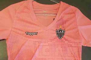 Vazam imagens de nova camisa rosa do Atlético-MG