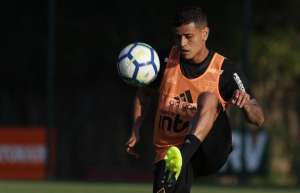Everton treina com bola e deve reforçar o São Paulo contra o Palmeiras