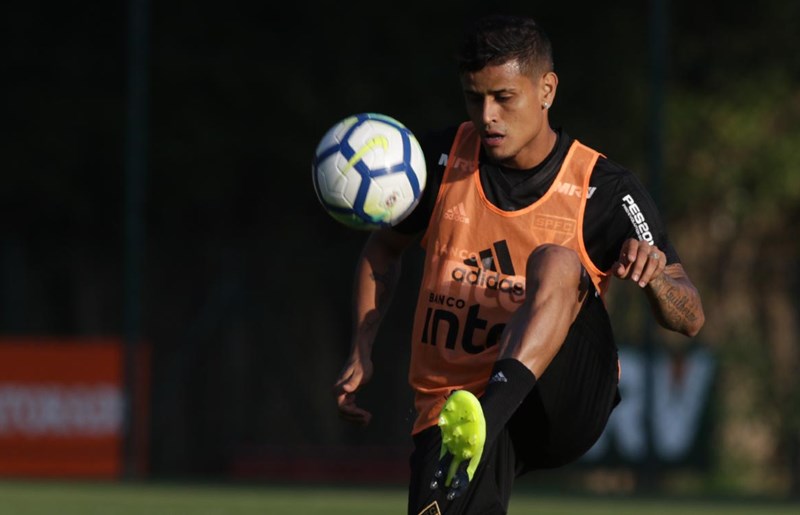 Everton treina com bola e deve reforçar o São Paulo contra o Palmeiras