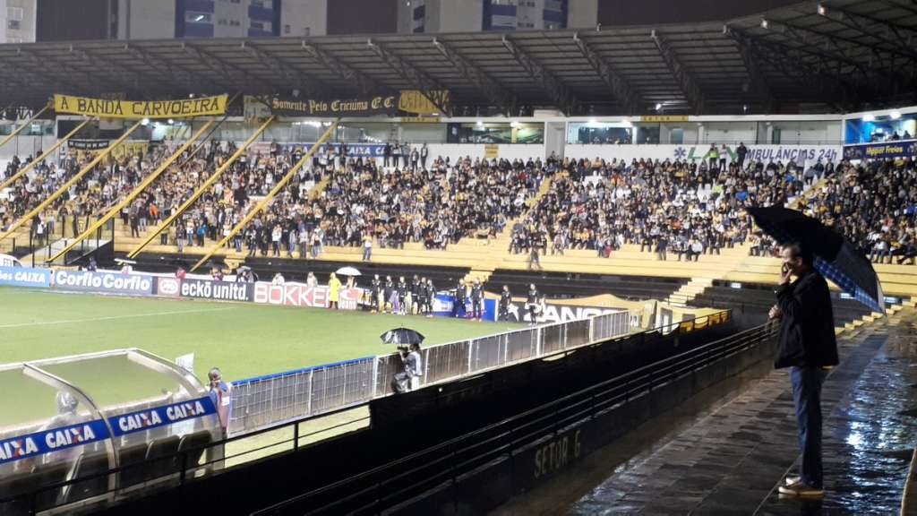 Torcida do Criciúma compareceu mesmo com chuva - J Éder