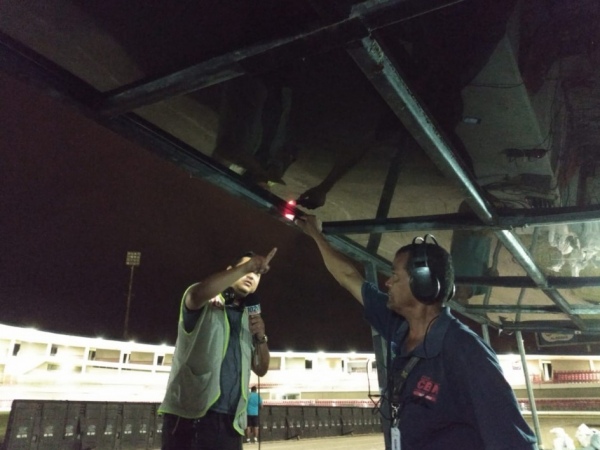 Técnico faz teste de energização após jornalistas sofrerem choque (Foto: Orlando Batista)