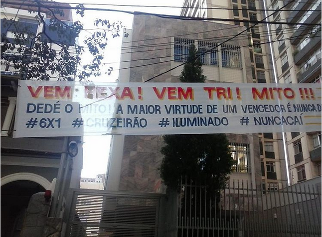 Libertadores: Torcida do Cruzeiro espalha faixas com mensagens de apoio aos jogadores