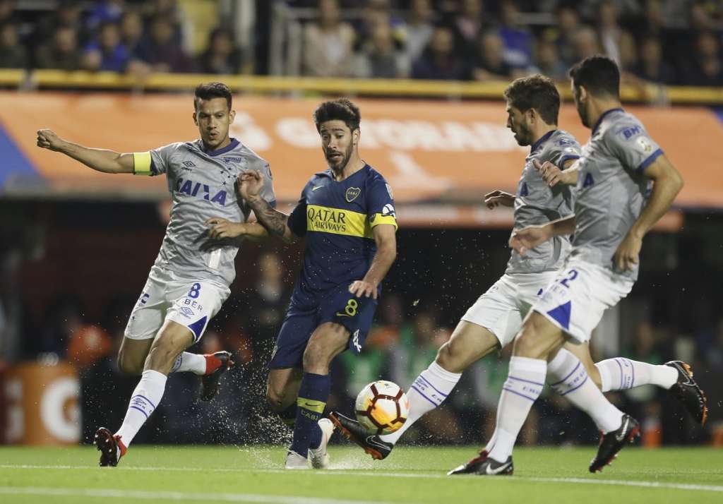 Completo, Cruzeiro encara Boca em busca de virada para manter sonho do título