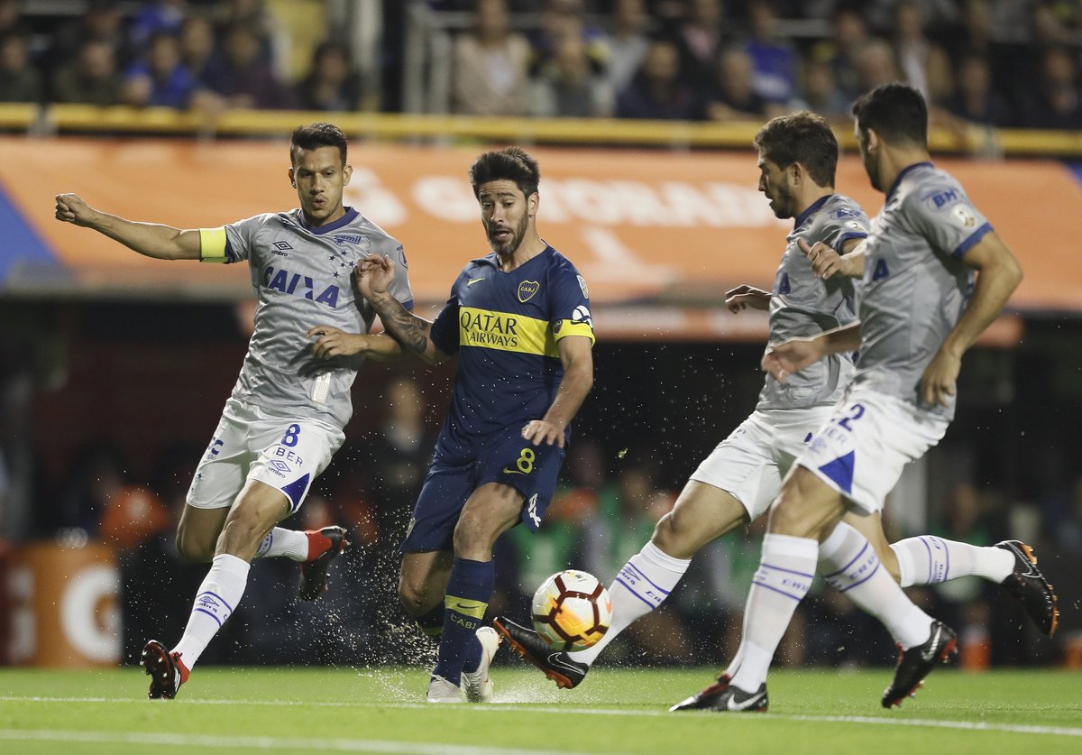 Completo, Cruzeiro encara Boca em busca de virada para manter sonho do título