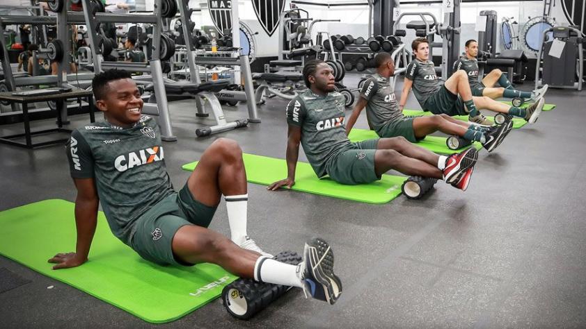 Cazares vinha trabalhando normalmente, mas durante a atividade com bola desta quinta, na Cidade do Galo, sentiu a coxa esquerda e precisou deixar o gramado (Foto: Divulgação/Atlético-MG)