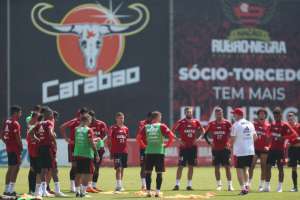 Lucas Paquetá e Vitinho treinam normalmente e são relacionados no Flamengo
