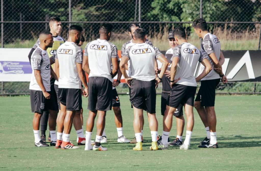 O técnico Gilson Kleina fez testes e ainda não definiu qual será a escalação inicial da Ponte Preta (Foto: Fábio Leoni/Ponte Press)