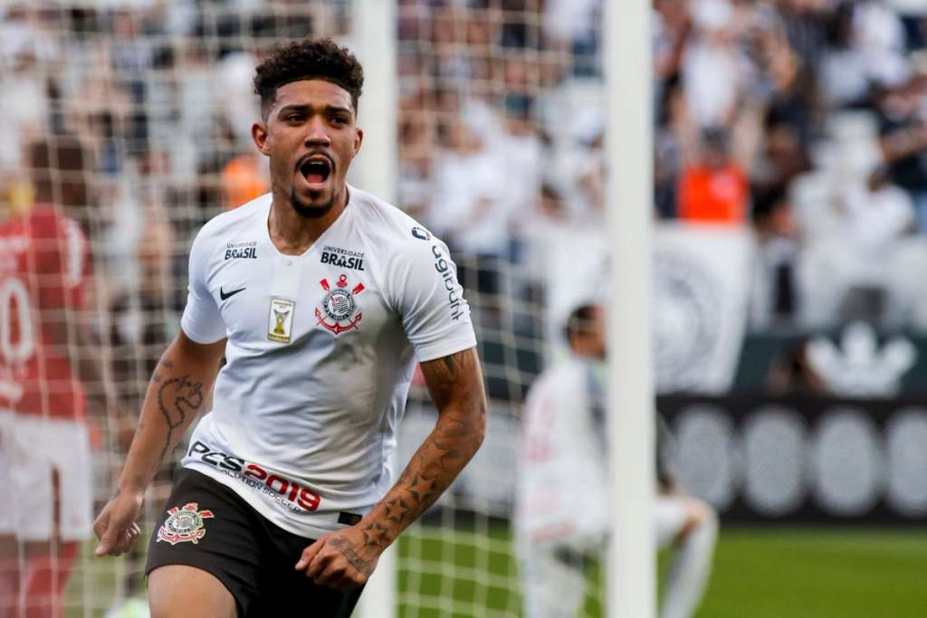 Corinthians encara Flamengo em busca de semana mais tranquila