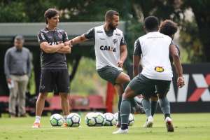 Larghi confirma Atlético-MG com Galdezani e Denílson para encarar a Chapecoense