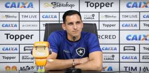 'Ansioso', goleiro do Botafogo diz sentir dores e se emociona ao falar de recuperação