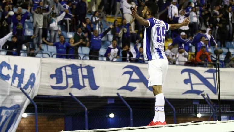 Getúlio mandou uma bola no travessão e fez o primeiro gol de cabeça. Foto: Jamira Furlani - Avaí FC