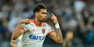 BRASILEIRÃO: Flamengo vence Corinthians, vê Inter perder e volta à disputa do título