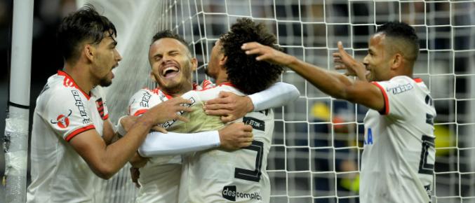 Renê fez o terceiro gol já nos acréscimos em Itaquera. foto: Staff Images