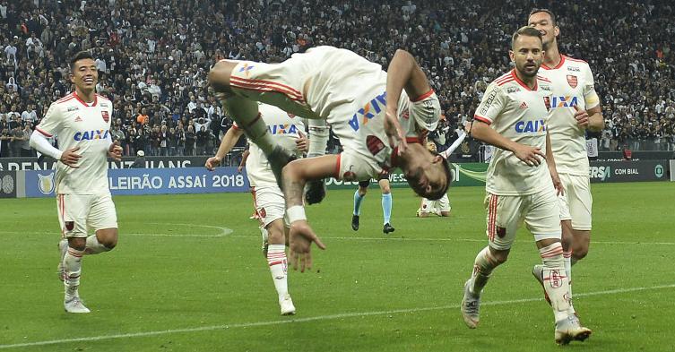 Além de dois gols, Lucas Paquetá deu duas cambalhotas para comemorar quebras de tabus. Foto: Staff Images