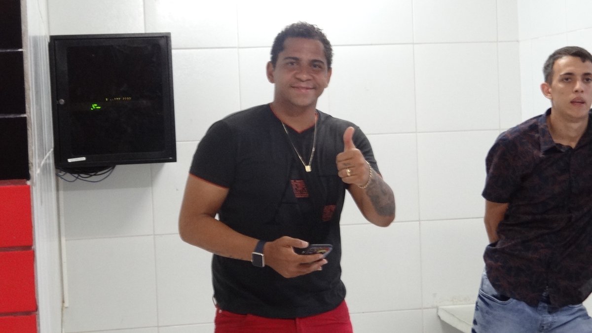 Indiciado na Justiça e preterido no CSA, Walter assiste jogo do Sport na Ilha