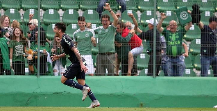 Após 'gol espírita', argentino Doffo comemora ao lado do alambrado da Arena Condá. Foto: Sirli Freitas
