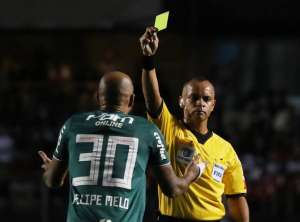 Agora por cartão para Felipe Melo, Palmeiras volta a ter arbitragem como alvo