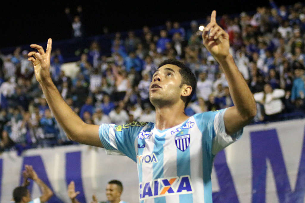 Renato vem fazendo um grande campeonato com a camisa do Avaí - Frederico Tadeu