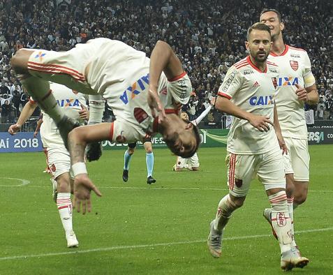 Flamengo passeou em Itaquera com direito a cambalhota de Paquetá