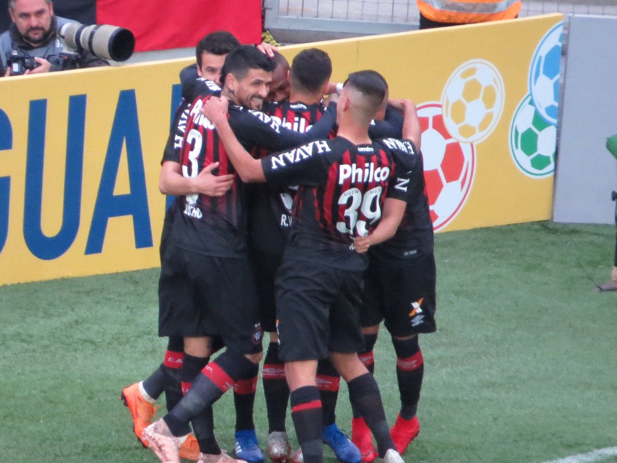 Titular do Atlético-PR, Diego comemora atuação, vitória e assistência