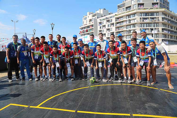Garotos presos em caverna batem bola com brasileiros nos Jogos da Juventude