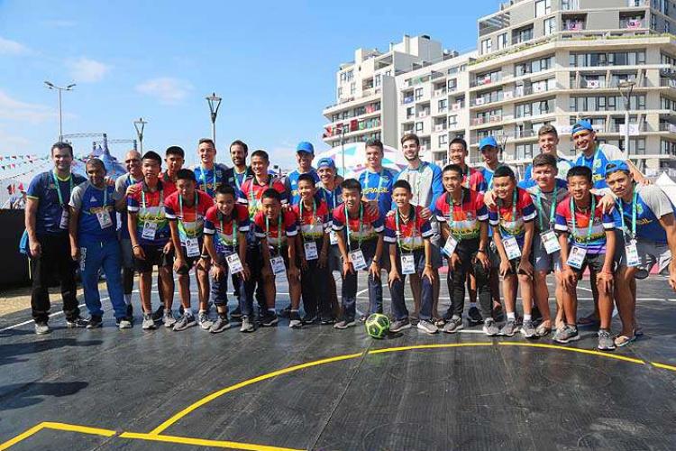 Na zona internacional da Vila dos Atletas, eles bateram bola com os brasileiros e ganharam presentes do Comitê Olímpico do Brasil