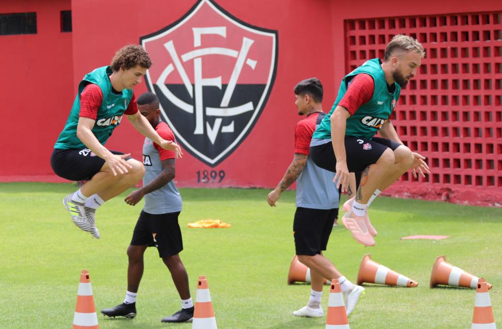 Os atletas foram divididos em grupos para as atividades nesta segunda (Foto: Divulgação/ecvitoria.com.br)