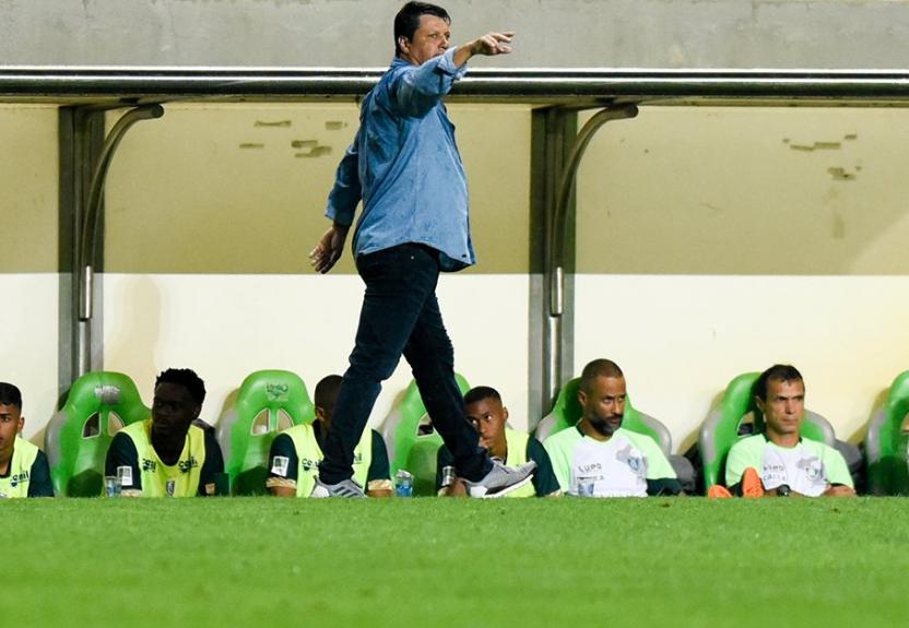 Adilson Batista exaltou a força do Furacão jogando na Arena da Baixada (Foto: Divulgação/América-MG)