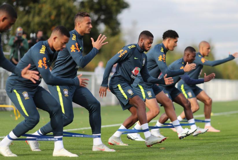 A atividade foi marcada por um trabalho com bola para um número reduzido de jogadores e por outro regenerativo cumprido pela maioria dos outros convocados pelo técnico Tite (Foto: Reprodução/CBF)