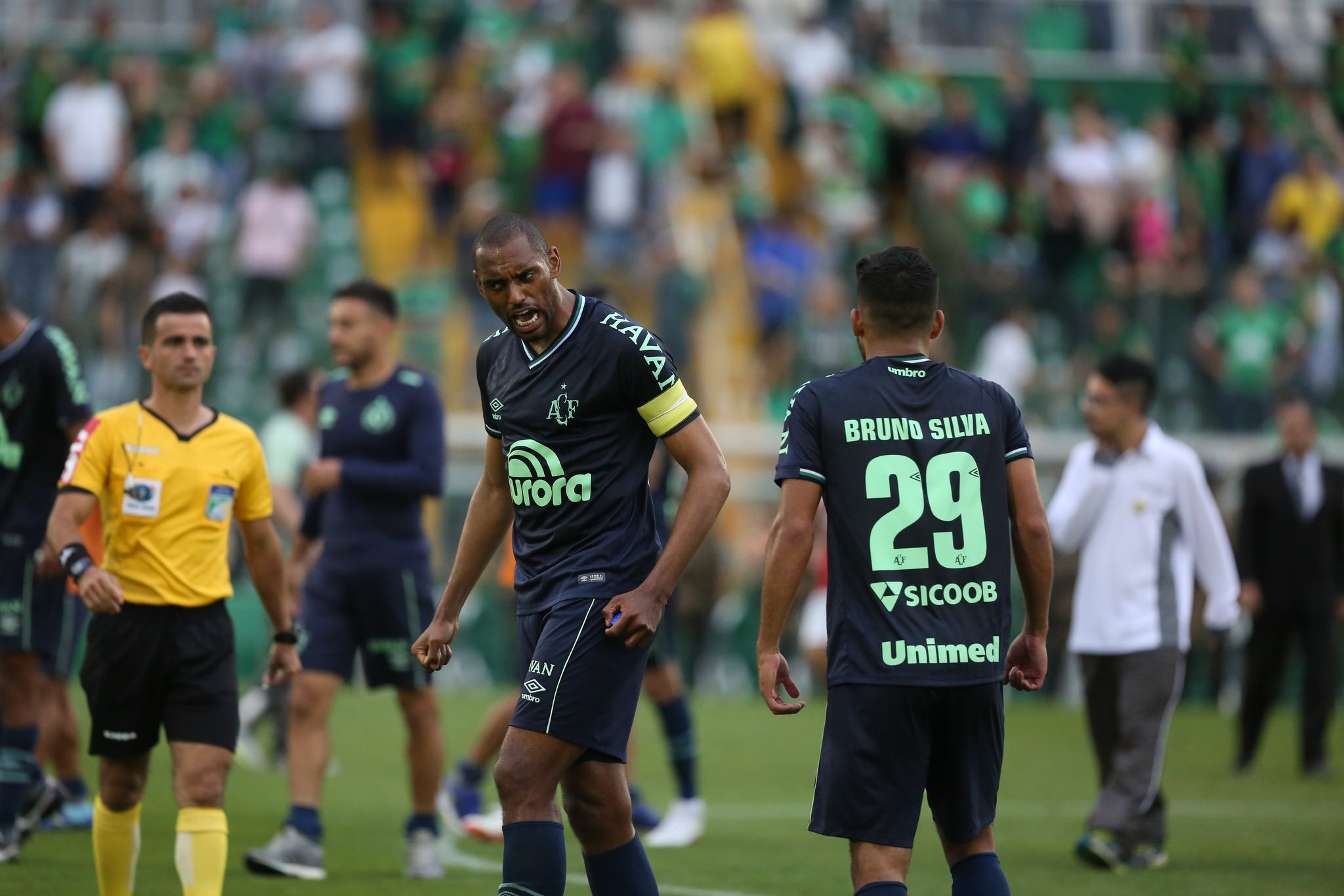 Douglas acredita em zaga da Chape mais confiante após não ser furada pelo Atlético-MG