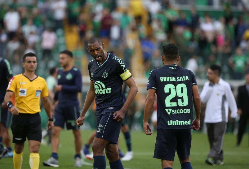 Em coletiva, o zagueiro Douglas falou sobre a importância dos três pontos (Foto: Sirli Freitas/ACF)